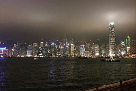 osvětlené mrakodrapy v Hong Kongu