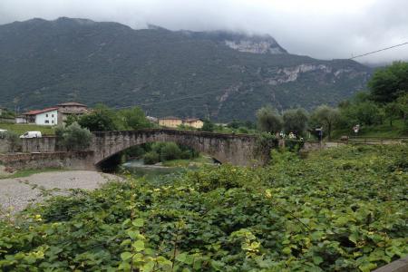 římský most za městečkem Dro
