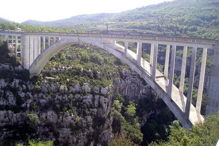 řeka Artuby a most 180 m nad ní