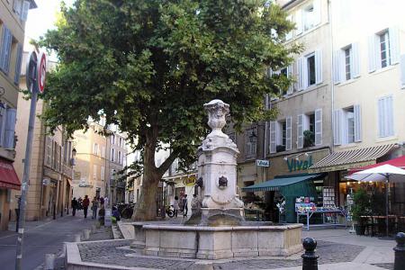 Aix se přezdívá město kašen
