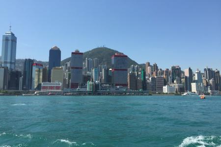 a vyrazili lodí na jeden z ostrovů u HK