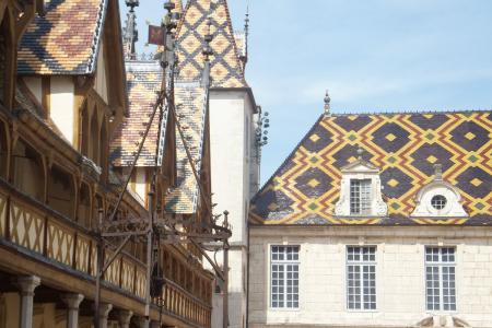 snad nejhezčí střechy v Burgundsku