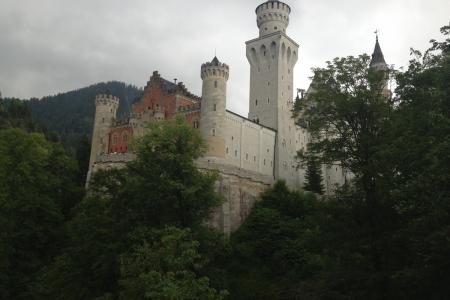 a známější zámek Neuschwanstein