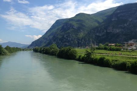 stezka podél řeky Adige