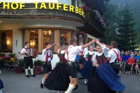 i večer byla zábava- folklorní program u hotelu