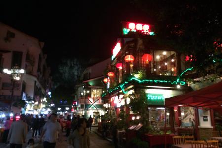 večer jsme dorazili do rušného turistického Yangshua