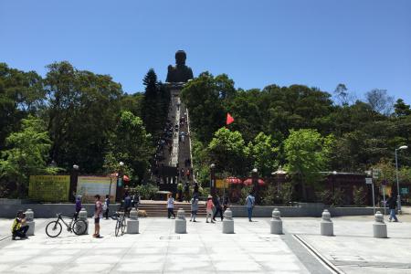 a navštívily největší bronzovou sochu sedícího Budhy na světě