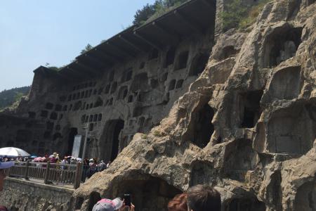 Longmen a zde 100 000 Buddhů vytesaných ve skalách