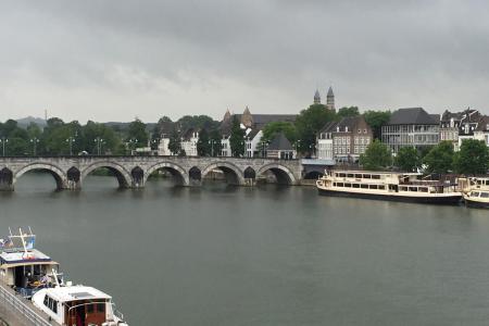 most přes řeku Maas