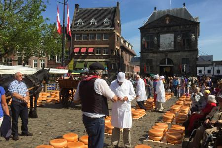 další den začal návštěvou sýrových trhů v Goudě