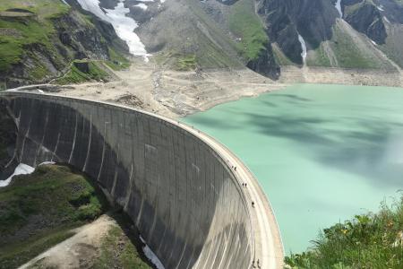 přehradní hráz z vyhlídky ve výšce 2100 m n. m.