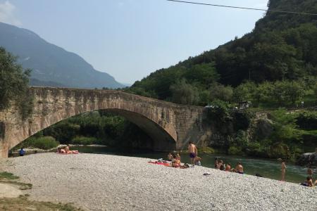 pauza u románského mostu v Cenige