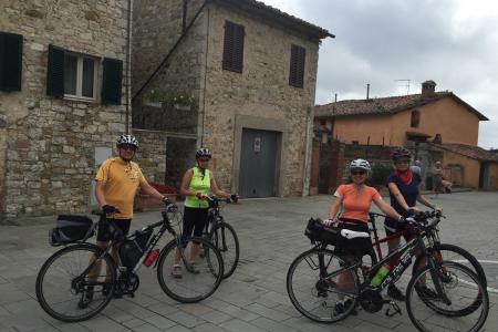 na kola jsme nasedli v Castellině in Chianti
