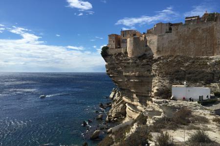 perla Korsiky - město na útesu Bonifacio