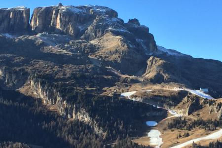 sjezdovka do 2700m.n.m. byla taky bez sněhu