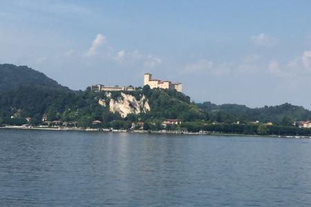 hrad Rocca nad Aronou u Maggiore