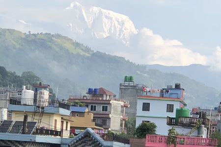 pohled na Annapurny z hotelu v Pokhaře