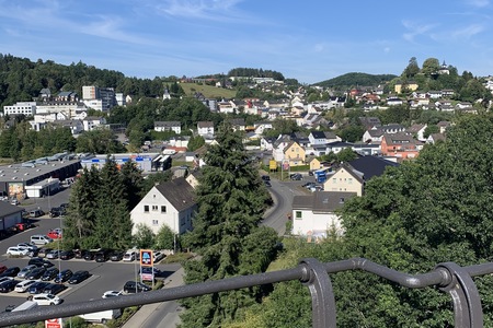 2den- stezka vnitrozemím po zrušené železnici do hotelu