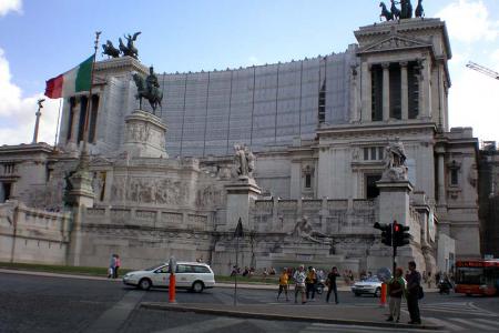 Pomník Vittorio Emanuelle II. byl pod lešením
