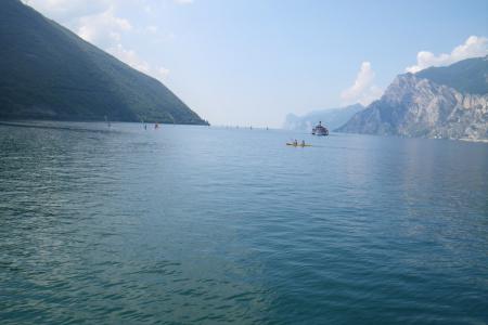 volný den - pohed na jezero z lodě