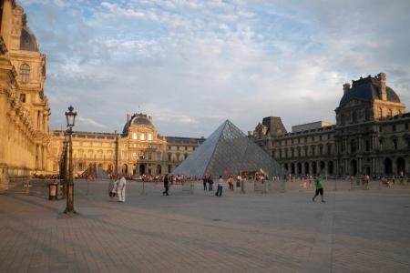 před Louvrem