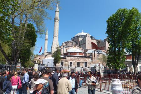 před Hagia Sophia bylo rušno