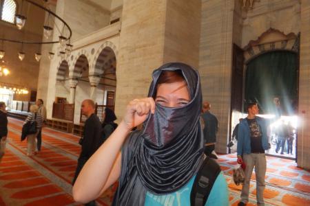 vstup do mešity....pro ženy jen se šátkem na hlavě